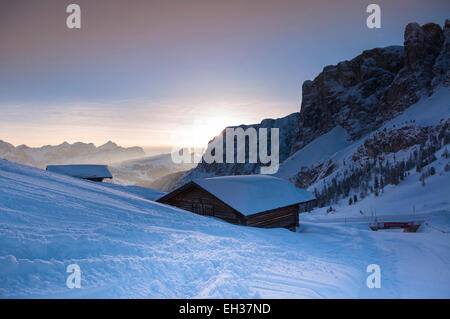 Berghütte Passo Gardena und Sellagruppe, Val Gardena, Bezirk Bozen, Trentino Alto Adige, Dolomiten, Italien Stockfoto