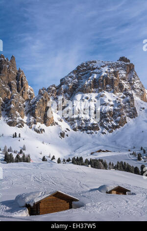 Berghütten, Passo Gardena und Sellagruppe, Val Gardena, Bezirk Bozen, Trentino Alto Adige, Dolomiten, Italien Stockfoto