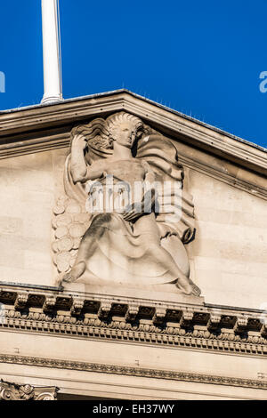 Oben auf dem Giebel an der Bank von England auf Threadneedle Street in der City of London Stockfoto