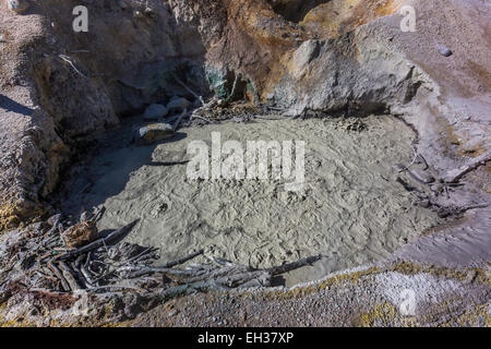 Kochend heiße Mudpot im Bereich historische Schwefel Werke in Lassen Volcanic Nationalpark, Kalifornien, USA Stockfoto