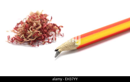 Bleistift und Kreide Späne isoliert auf weißem Hintergrund Stockfoto