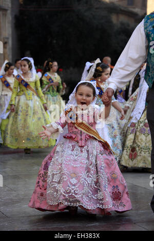 Ein junges Mädchen in traditionellen Las Fallas Festival Kleid in einer Prozession Stockfoto