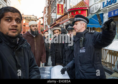 Datei-IMAGES: London, UK. 22. November 2013. Islamist Abu Rumaysah - richtiger Name Siddhartha Dhar, derzeit in Syrien nach seiner Flucht aus Großbritannien auf Polizei Kaution war ein enger Verbündeter von Anjem Choudary und seiner Londoner militanten Islam Gruppe. Hier abgebildet (links) 22. November 2013 in Chinatown, London während einer islamistischen Protestes. Rumaysah wurde mit Anjem Choudary im September 2014 und der Unterstützung des Terrorismus und Förderung der verbotenen Gruppe al-Muhajireen verhaftet. Bildnachweis: Guy Corbishley/Alamy Live-Nachrichten Stockfoto