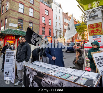 Datei-IMAGES: London, UK.  22. November 2013. Islamist Abu Rumaysah - richtiger Name Siddhartha Dhar, derzeit in Syrien nach seiner Flucht aus Großbritannien auf Polizei Kaution war ein enger Verbündeter von Anjem Choudary und seiner Londoner militanten Islam Gruppe. Hier abgebildet (2. von links) 22. November 2013 mit Anjem Choudary (C) in Chinatown, London während ein Islamist zu protestieren. Rumaysah wurde mit Anjem Choudary im September 2014 und der Unterstützung des Terrorismus und Förderung der verbotenen Gruppe al-Muhajireen verhaftet. Bildnachweis: Guy Corbishley/Alamy Live-Nachrichten Stockfoto