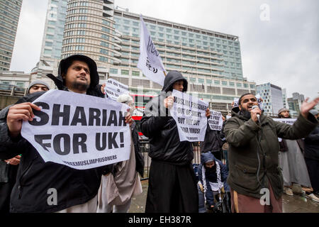 Datei-IMAGES: London, UK. 31. Januar 2014.  Islamist Abu Rumaysah - richtiger Name Siddhartha Dhar, derzeit in Syrien nach seiner Flucht aus Großbritannien auf Polizei Kaution war ein enger Verbündeter von Anjem Choudary und seiner Londoner militanten Islam Gruppe. Hier abgebildet (links) 31. Januar 2014 außen grün Polizei Bahnhof Paddington in London während einer islamistischen Protestes. Rumaysah wurde mit Anjem Choudary im September 2014 und der Unterstützung des Terrorismus und Förderung der verbotenen Gruppe al-Muhajireen verhaftet. Bildnachweis: Guy Corbishley/Alamy Live-Nachrichten Stockfoto