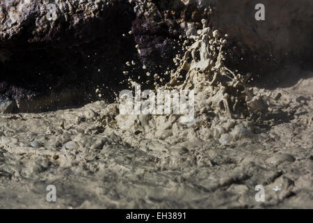 Kochend heiße Mudpot im Bereich historische Schwefel Werke in Lassen Volcanic Nationalpark, Kalifornien, USA Stockfoto