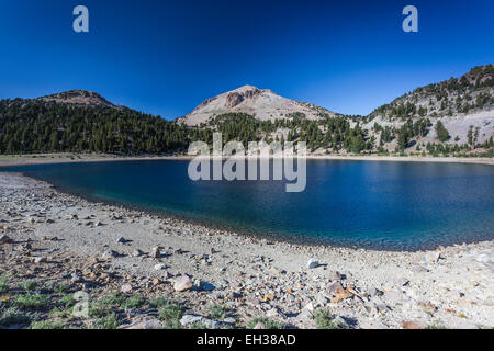 Lake Helen mit Lassen Peak steigt hinter, in Lassen Volcanic Nationalpark, Kalifornien, USA Stockfoto