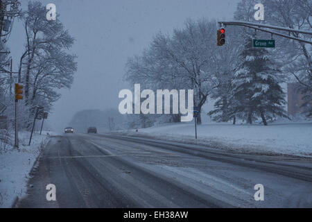 Amerikanischen Vorort Straße in einem Schneesturm, New Jersey, USA Stockfoto