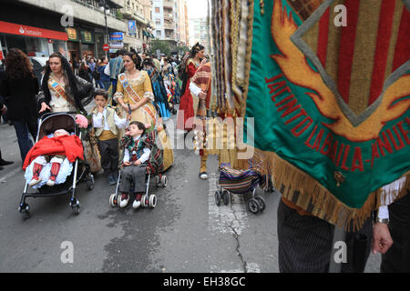 Zwei junge Damen in traditionellen Las Fallas Festival Kostüme Kinderwagen mit schlafende Kinder drin Stockfoto