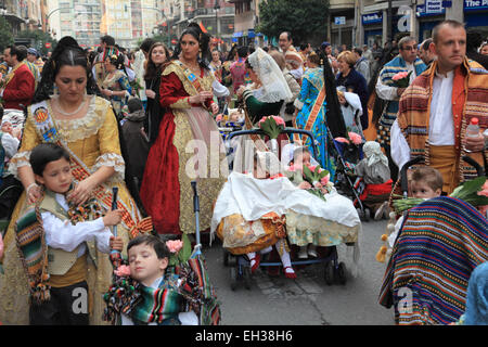 Frau und Mann in Tracht Fallas Festival mit Kindern in traditionellen Kostümen im Kinderwagen auf Straße Stockfoto