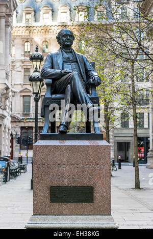 Eine Statue von Philanthrop George Peabody in der Nähe der Royal Exchange in der City of London. Stockfoto