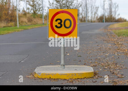 Island 30 Kmh Geschwindigkeit Zeichen Stockfoto