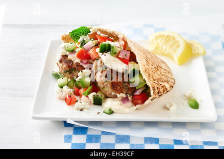 Türkei-Pastetchen mit Gurke und Feta Käse in Pita-Brot, Studio Shot Stockfoto