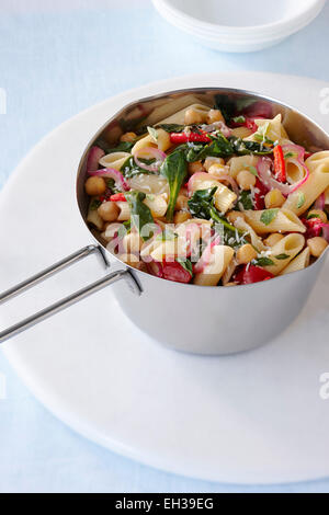 Topf mit Penne, Kichererbsen und Spinat, Studioaufnahme Stockfoto