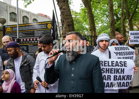 Datei-IMAGES: London, UK. 30. Mai 2014.  Islamist Abu Rumaysah - richtiger Name Siddhartha Dhar, derzeit in Syrien nach seiner Flucht aus Großbritannien auf Polizei Kaution war ein enger Verbündeter von Anjem Choudary und seiner Londoner militanten Islam Gruppe. Hier abgebildet (3. links) 30. Mai 2014 mit Anjem Choudary außerhalb Regents Park Moschee in London während ein Islamist zu protestieren. Rumaysah wurde mit Anjem Choudary im September 2014 und der Unterstützung des Terrorismus und Förderung der verbotenen Gruppe al-Muhajireen verhaftet. Bildnachweis: Guy Corbishley/Alamy Live-Nachrichten Stockfoto