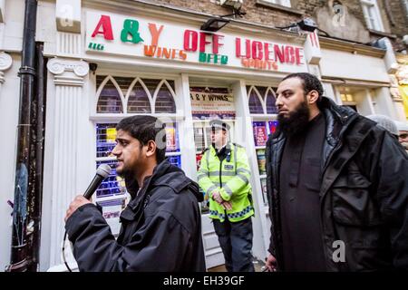 Datei-IMAGES: London, UK. 13. Dezember 2013.  Islamist Abu Rumaysah - richtiger Name Siddhartha Dhar, derzeit in Syrien nach seiner Flucht aus Großbritannien auf Polizei Kaution war ein enger Verbündeter von Anjem Choudary und seiner Londoner militanten Islam Gruppe. Hier abgebildet (links) im 13. Dezember 2013 mit Anjem Choudary in Brick Lane während einer islamistischen Protestes. Rumaysah wurde mit Anjem Choudary im September 2014 und der Unterstützung des Terrorismus und Förderung der verbotenen Gruppe al-Muhajireen verhaftet. Bildnachweis: Guy Corbishley/Alamy Live-Nachrichten Stockfoto