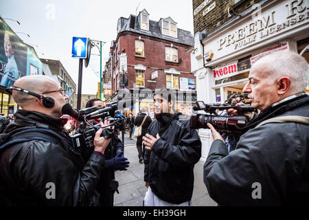 Datei-IMAGES: London, UK. 13. Dezember 2013. Islamist Abu Rumaysah - richtiger Name Siddhartha Dhar, derzeit in Syrien nach seiner Flucht aus Großbritannien auf Polizei Kaution war ein enger Verbündeter von Anjem Choudary und seiner Londoner militanten Islam Gruppe. Hier abgebildet (C) im 13. Dezember 2013 in Brick Lane während einer islamistischen Protestes. Rumaysah wurde mit Anjem Choudary im September 2014 und der Unterstützung des Terrorismus und Förderung der verbotenen Gruppe al-Muhajireen verhaftet. Bildnachweis: Guy Corbishley/Alamy Live-Nachrichten Stockfoto