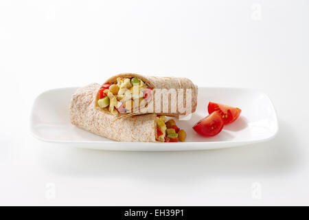 Frühstück Wrap gemacht mit ganze Weizentortilla gefüllt mit Ei, Kichererbsen, Paprika und Avocado, Studioaufnahme Stockfoto