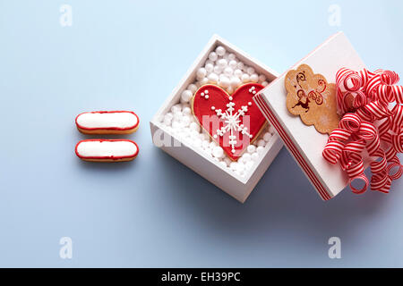 Obenliegende Ansicht von Zucker Cookie Gleichheitszeichen neben Herz geformt Zucker Cookie in Geschenk-Box, Studioaufnahme Stockfoto