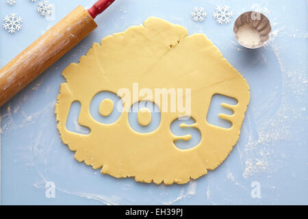 Obenliegende Ansicht der ausgerollt Suger Plätzchenteig mit losen schneiden Sie aus ihm heraus, Studioaufnahme Stockfoto