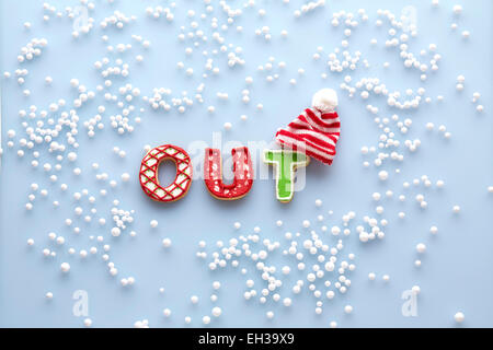 Obenliegende Ansicht von Sugar Cookies Rechtschreibung mit Touque und Schnee auf blauem Hintergrund Stockfoto