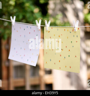 Kinder Kunstwerk Hung up auf der Wäscheleine im Sommer Stockfoto