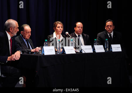 Buenos Aires, Argentinien. 5. März 2015. San Isidro Bundesrichter Sandra Arroyo (3. L) befasst sich mit eine Pressekonferenz, die Experten finden auf den Tod des ehemaligen Vorreiter Alberto Nisman, in Buenos Aires, Argentinien am 5. März 2015 zu präsentieren. Bildnachweis: Tito La Penna/TELAM/Xinhua/Alamy Live-Nachrichten Stockfoto