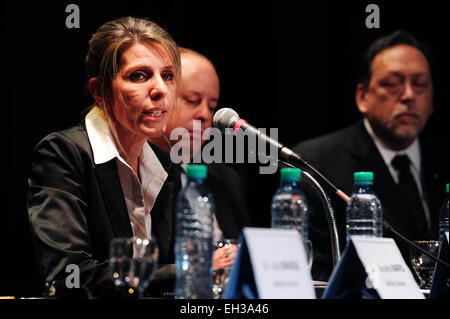 Buenos Aires, Argentinien. 5. März 2015. San Isidro Bundesrepublik Richter Sandra Arroyo (L) befasst sich mit eine Pressekonferenz, die Experten finden auf den Tod des ehemaligen Vorreiter Alberto Nisman, in Buenos Aires, Argentinien am 5. März 2015 zu präsentieren. Bildnachweis: Tito La Penna/TELAM/Xinhua/Alamy Live-Nachrichten Stockfoto