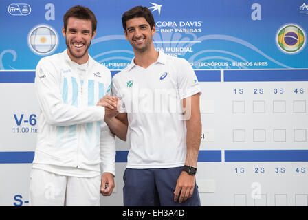 Buenos Aires, Argentinien. 5. März 2015. Argentinische Tennisspielerin Leonardo Mayer (L) grüßt brasilianischen Spieler Thomaz Bellucci während der offiziellen Ziehung ihre bevorstehende Davis Cup Tennis match bei Tecnopolis Komplex in Villa Martelli, 10 Kilometer von Buenos Aires, der Hauptstadt von Argentinien, am 5. März 2015. Bildnachweis: Martin Zabala/Xinhua/Alamy Live-Nachrichten Stockfoto