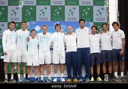 Buenos Aires, Argentinien. 5. März 2015. Die Mitglieder der argentinischen (L) und Brasilien (R) Davis Cup Teams posieren für Fotos während der offiziellen Auslosung für ihre kommende Davis Cup Tennis-Match bei der Tecnopolis Komplex in Villa Martelli, 10 Kilometer von Buenos Aires, der Hauptstadt von Argentinien, am 5. März 2015. Bildnachweis: Martin Zabala/Xinhua/Alamy Live-Nachrichten Stockfoto