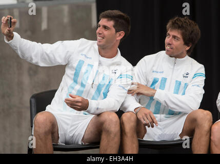 Buenos Aires, Argentinien. 5. März 2015. Argentiniens Tennisspieler Federico Delbonis (L) und Carlos Berlocq eine Selfie während der offiziellen Ziehung ihre bevorstehende Davis Cup Tennis nehmen match bei der Tecnopolis Komplex in Villa Martelli, 10 Kilometer von Buenos Aires, der Hauptstadt von Argentinien, am 5. März 2015. Bildnachweis: Martin Zabala/Xinhua/Alamy Live-Nachrichten Stockfoto