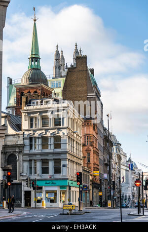 Tiefblicke Leadenhall St und Cornhill in der City of London, darunter die Kirchtürme von St. Peter nach Cornhill & St. Michael Stockfoto