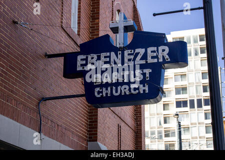 Ein blauen-weißen Zeichen markiert die Heimat der Ebenezer Baptist Kirche wo predigte Martin Luther King Jr. in Atlanta Stockfoto