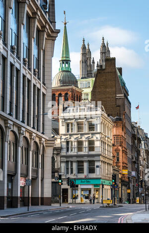 Tiefblicke Leadenhall St und Cornhill in der City of London, darunter die Kirchtürme von St. Peter nach Cornhill & St. Michael Stockfoto