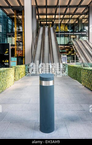 Rolltreppen am Eingang zum 122 Leadenhall Street auch bekannt als die Cheesegrater eines Wolkenkratzers in der City of London Stockfoto