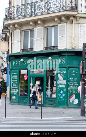 Die verwitterten Zeichen schält sich aus der Storefront dieser Wäscheservice im Marais Bezirk von Paris, Frankreich. Stockfoto