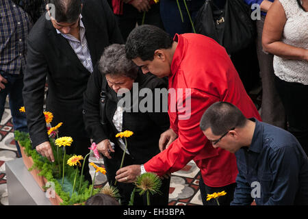 Caracas. 5. März 2015. Der venezolanische Präsident Nicolas Maduro (2. R) und Elena Farias de Chavez (C), Mutter des späten venezolanischen Präsidenten Hugo Chavez, eine Feier zum 2. Jahrestag der Chavez Tod in Caracas März teilnehmen. 5, 2015. Bildnachweis: Boris Vergara/Xinhua/Alamy Live-Nachrichten Stockfoto