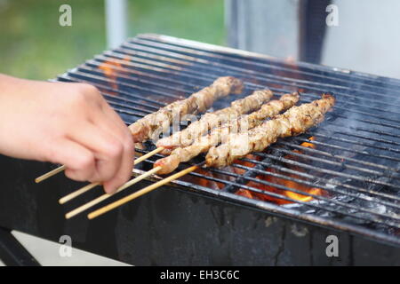 Satay auf Grill Grillen Stockfoto