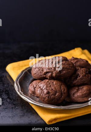 Hausgemachte Schokolade Cookies auf Metallplatte, selektiven Fokus Stockfoto