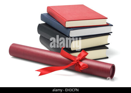 Stapel von Lehrbüchern und Abschluss-Scroll-Container auf weißem Hintergrund Stockfoto