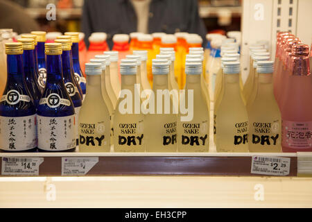 Sake Flaschen in einem asiatischen Markt, Richmond, Kalifornien, USA Stockfoto