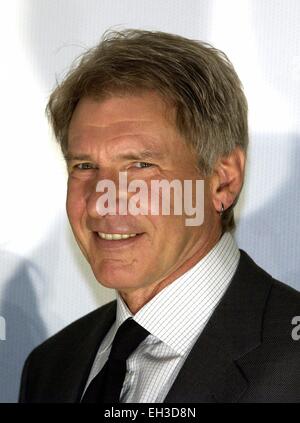 (Dpa) - Hollywood star Harrison Ford, abgebildet in "Cinedome" in Köln, 2. September 2002. Ford präsentiert den neuen Film "K-19: The Widowmaker" erzählt die Geschichte von Raketen-u-Boot k-19, stolz der sowjetischen Marine auf dem Höhepunkt des Kalten Krieges. Seine erste Patrouille entwickelt sich zu einem Alptraum. Ford spielt Kapitän Alexi Vostrikow, der zwischen seiner Aufträge aus dem Kreml und dem Leben seiner Männer zu wählen. Stockfoto