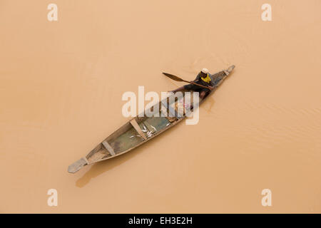 Westliche Niger, in der Nähe von Tera, 15. Mai 2012: Fischer bei der Arbeit mit ihren Netzen in einem örtlichen Fluss. Stockfoto