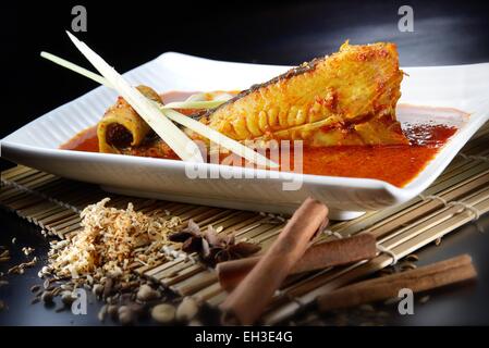 Stingray Kochen mit würzigen Sambal mit schöne Tischdekoration Stockfoto