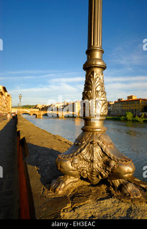 Detail der alten reich verzierte Laterne am Lungarno Degli Acciaiuoli Straße neben Arno Fluss (Ponte Santa Trinita-Brücke), Florenz Stockfoto