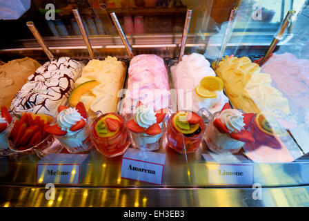 Traditionelle italienische hausgemachte Eis in vielen Geschmacksrichtungen in eine kleine Gelateria in Florenz, Italien Stockfoto