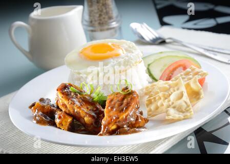 Black Pepper Chicken Rice mit schöne Tischdekoration Stockfoto