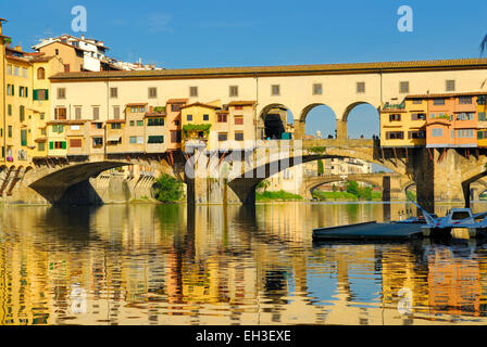 Ponte Vecchio in der Dämmerung - eine berühmte Brücke über den Fluss Arno, Florenz, Toskana, Italien Stockfoto