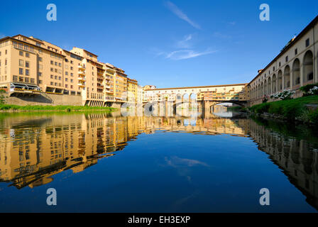 Ponte Vecchio Brücke über den Fluss Arno in der Morgendämmerung, Florenz, Toskana, Italien Stockfoto