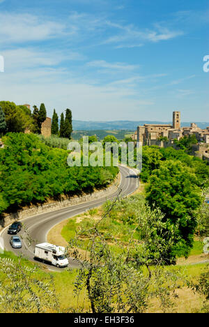 Kurvenreiche Straße führt nach Colle di Val d ' Elsa, Toskana, Italien Stockfoto